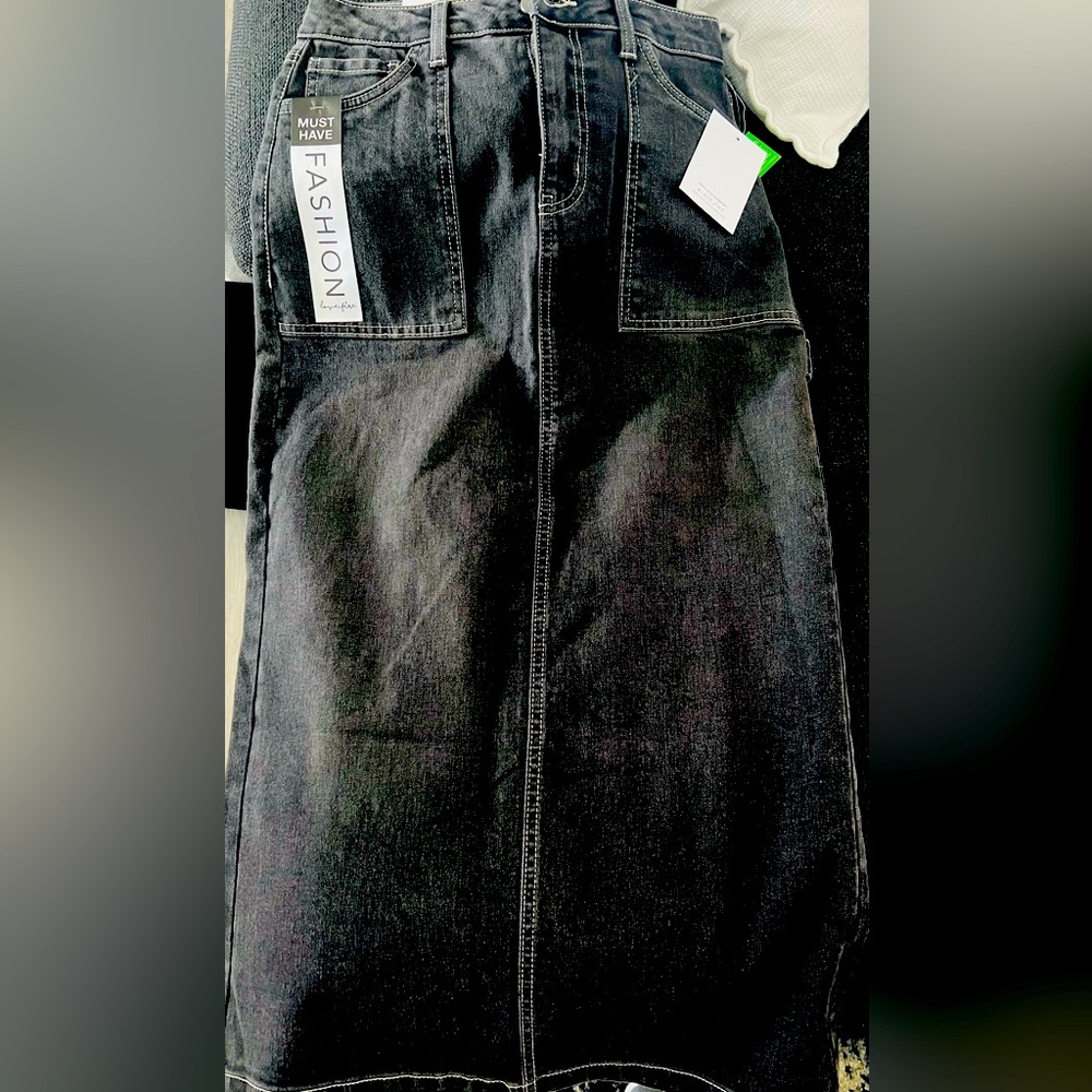 New skirt. Size 3 black Maxi Cargo.